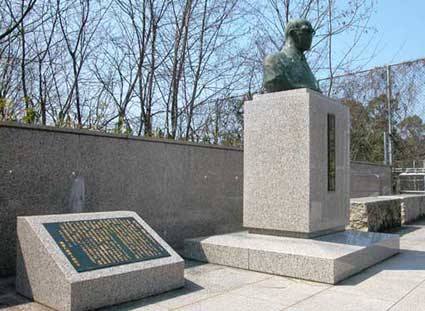 遠藤博士の胸像と顕彰記念碑